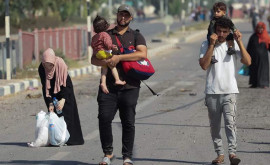 Zeci de mii de palestinieni au fugit pe jos din nordul Fîşiei Gaza