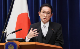 Премьерминистр Японии отказался повышать зарплату министрам после волны критики