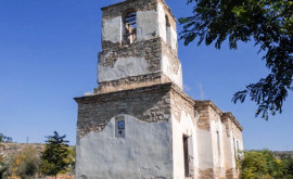 O biserică veche de pe malul Nistrului în paragină de zeci de ani