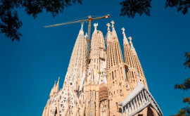 Sagrada Familia din Barcelona a marcat finalizarea turnurilor evanghelice la 141 de ani de la începerea construcţiei