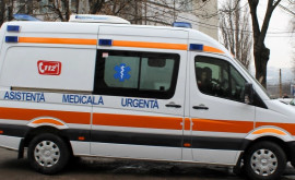 O femeie din Telenești ajutată de medicii de pe ambulanță să nască acasă