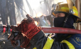 Incendiu întrun bloc locativ din sectorul Buiucani Cinci echipe de pompieri la fața locului