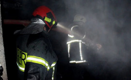 O casă cuprinsă de flăcări la Durlești incendiul a fost stins de patru echipe de pompieri