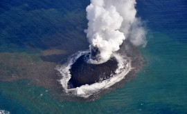 În Japonia o insulă crește datorită unei erupții vulcanice