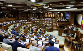 Parlamentul a amînat examinarea proiectului privind limitarea plăților în numerar