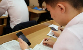 Un alt stat a interzis elevilor să folosească telefoanele mobile la cursuri