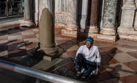 Protest cu pudră de cacao și noroi aruncate pe bazilica Sfîntul Marcu din Veneţia 