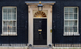 Situație amuzantă la ușa reședinței premierului britanic