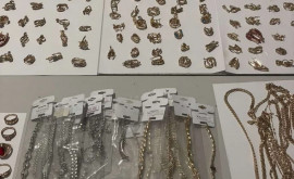 Un lot comercial de bijuterii găsit în valiza unei nerezidente