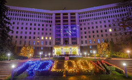 Clădirea Parlamentului iluminată în culorile drapelului UE