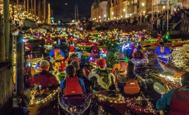 Новая традиция в Копенгагене Сотни освещенных лодок курсируют по каналам города