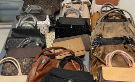 O femeie a încercat să treacă în țară o valiză cu poșete de marcă