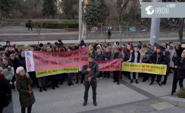 Врачи больницы им Томы Чорбэ устроили акцию протеста перед зданием правительства