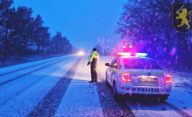 În Moldova a nins șoferii sînt îndemnați să fie atenți pe drumurile alunecoase
