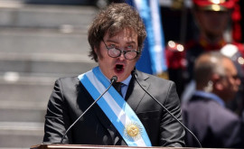 Президент Аргентины уволил тысячи чиновников