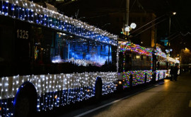 Troleibuzele și autobuze decorate în spiritul sărbătorilor de iarnă au prins culoare