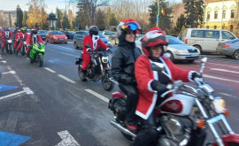 Мотоциклисты в костюмах Дедов Морозов устроили парад