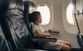 Шестилетнего ребенка посадили не на тот самолет и он приземлился за сотни километров от того места где его ждали
