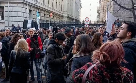 Susținători ai opoziției sîrbe au manifestat în fața Curții Constituționale din Belgrad