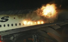 Un avion a aterizat în Tokyo fiind cuprins de flăcări