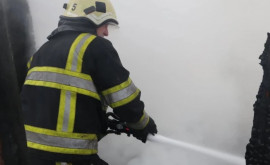 Focul a distrus acoperișul unui magazin dintro suburbie a capitalei