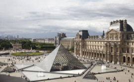 Сколько иностранцев посещают в настоящее время музей Лувр