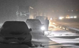 В Швеции водители застряли в снежных заносах