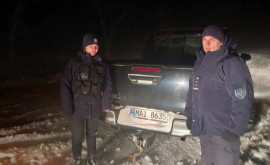 Пограничные полицейские участвовали в высвобождении машин из сугробов