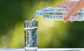 Oamenii de știință au descoperit un pericol pentru sănătate în apa din sticlele de plastic