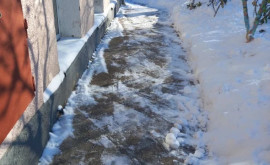 В столице ведутся работы по уборке снега на подъездных путях к школам