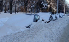 На улицах столицы много погребенных под снегом автомобилей