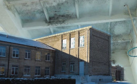 На улице мороз а крышу спортзала одной из гимназий так и не отремонтировали