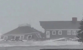Момент разрушения дома во время мощного шторма в США