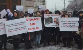 La Chișinău părinții protestează împotriva închiderii grupelor cu program prelungit în școli 
