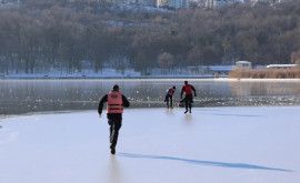 Salvatorii avertizează cetățenii privind pericolul patinajului și pescuitului pe gheața subțire