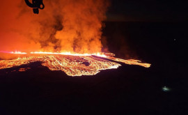 Мощное извержение вулкана в Исландии лава подбирается к населенным пунктам