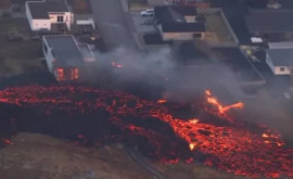 В Исландии после извержения вулкана лава достигла города загорелись дома