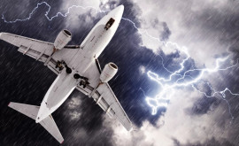 В пассажирский самолет российской авиакомпании два раза попала молния во время полета