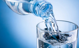 Специалисты предупреждают о пониженном качестве воды в пластиковых емкостях
