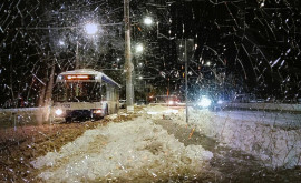 Ziua ninge noaptea ninge dimineața ninge iară Moldova înzăpezită uimește cu priveliștile sale