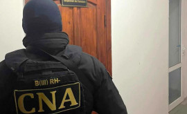 Șase polițiști din nordul țării reținuți de CNA