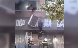 В Китае запечатлен момент как люди выпрыгивают из окна спасаясь от пламени