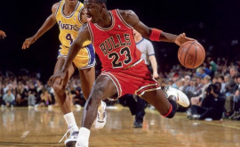 Un set de ghete purtate de Michael Jordan au fost vîndute la licitaţie