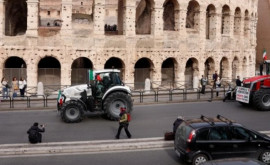 Protestul fermierilor italieni cu tractoarele dea lungul Colosseumului