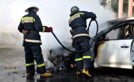 Pompierii au intervenit pentru a lichida flăcările ce au cuprins un automobil 