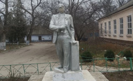 Un monument al lui Lenin vandalizat