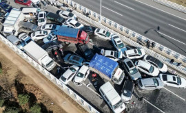 В результате столкновения более 100 автомобилей на китайском шоссе есть пострадавшие 