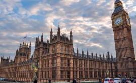 Palatul în care se întrunește Parlamentul britanic sar putea prăbuși