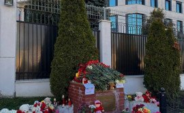 Florile continuă să fie aduse la clădirea misiunii diplomatice ruse din Chișinău