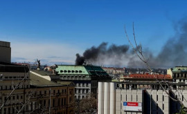 В центре Праги пожарные пытаются потушить огонь